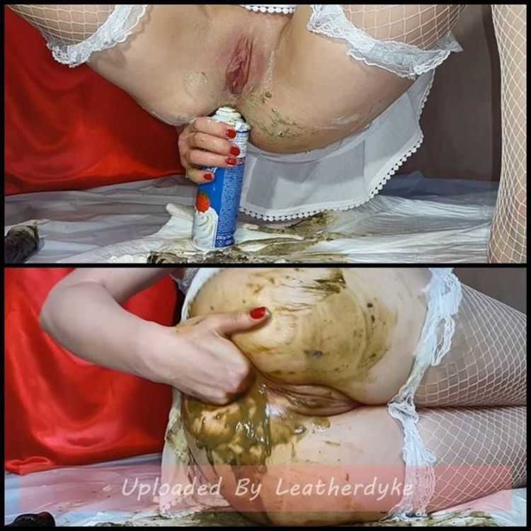 Shitty play with whipped cream with Anna Coprofield  - scat solo