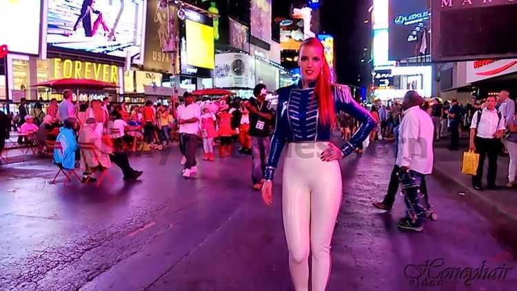 Honey Hair – Center of Attention – Times Square