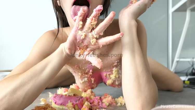 MyFreeCams Webcams Video presents Girl MissAlice 94 in How NOT to eat a cake SMASH