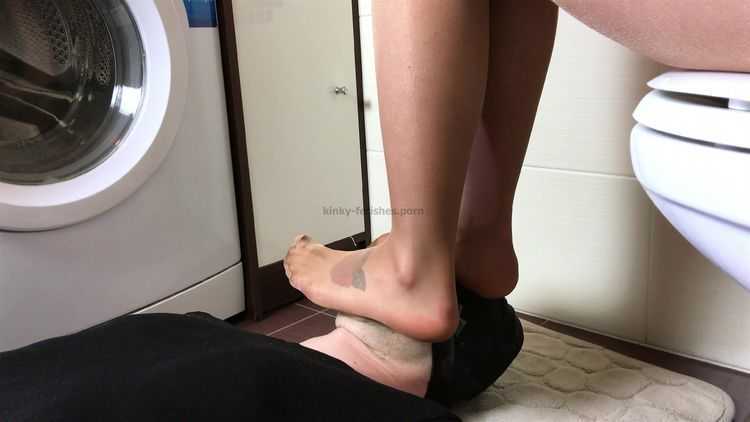 Foot humiliation – Dominant Femine – Olga – Make-up While Sitting On Toilet