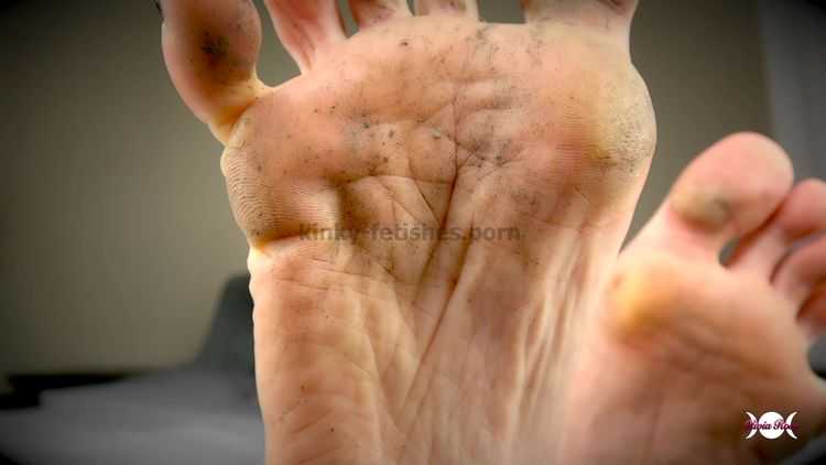 Dirty feet worship – Goddess Olivia Rose – Weak For Dirty Feet