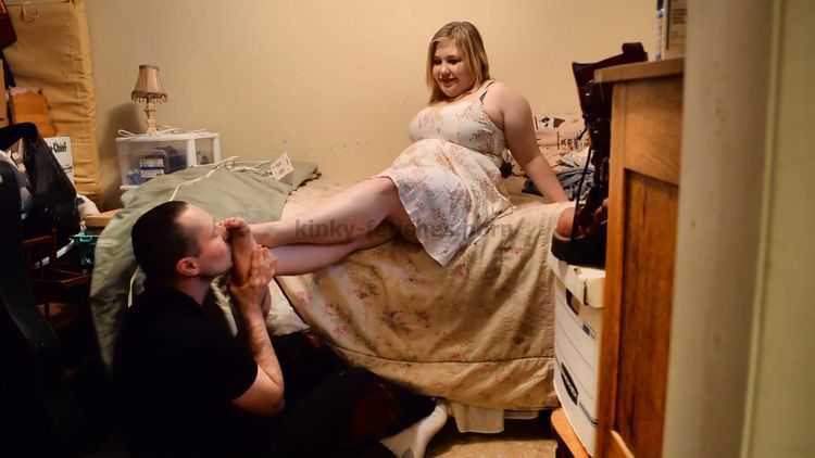 Bbw Feet – The Sole Mates – Worshiping Krystal’s barefeet