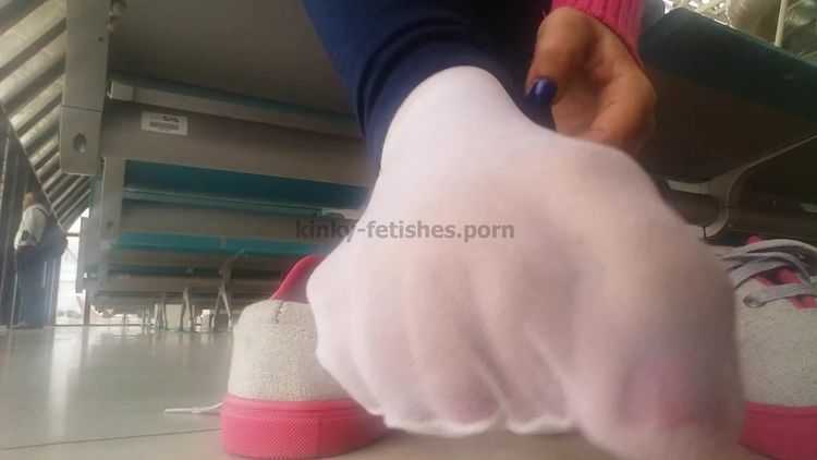 Toes – Public Shoeplay – Latina Taking off nylon socks and Sneakers