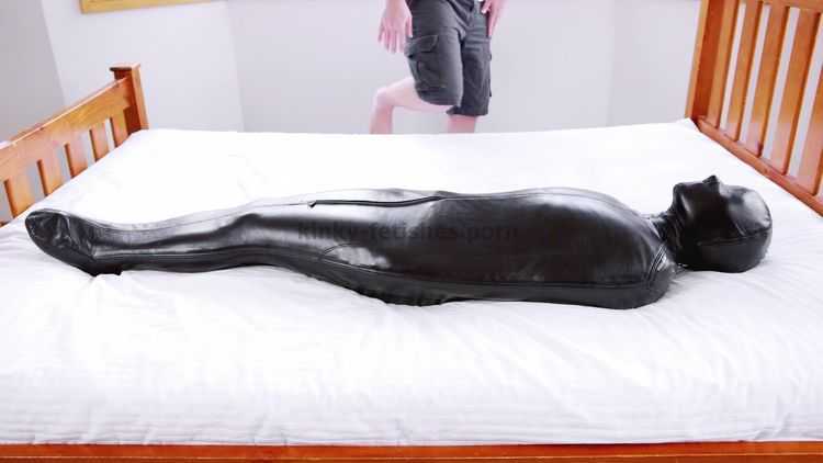 RestrictedSenses presents Minas Sleepsack Nap