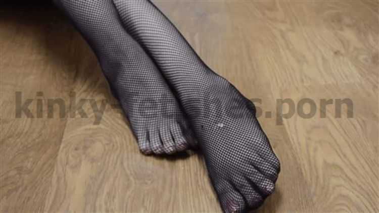 Porn online The Sole Mates - Kip Poses Her Feet In Fishnets And Bare femdom