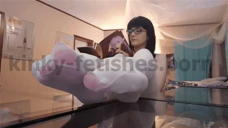 Porn online FrostyPrincess - Nylons On Desk - Footworship femdom