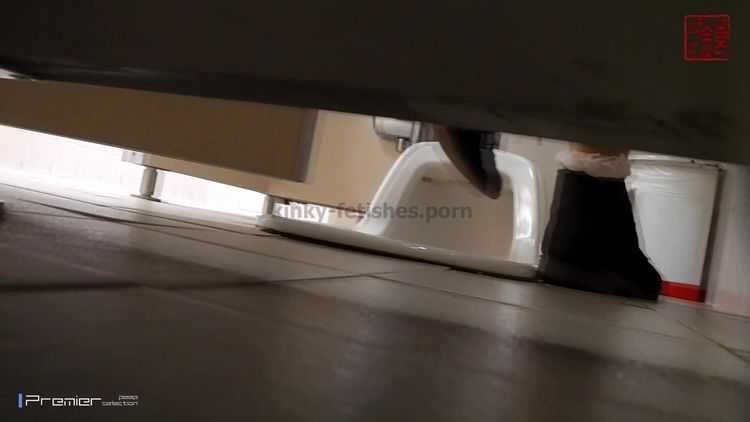 Online Tube Voyeur in Toilet Pissing - voyeur