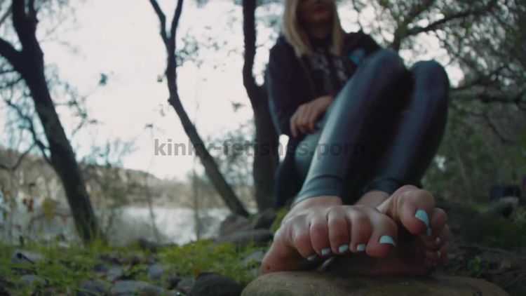 Porn online Stinky feet – LAUREN’S BAREFEET IN THE WOODS