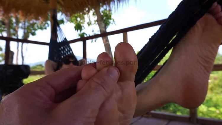 Porn online Erotic foot massage – The most chilled Oil Foot massage on a hammock