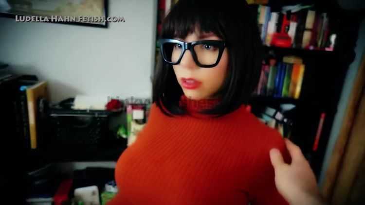 Online femdom video Ludella Hahn - Velma Scared Stiff - A Cosplay Fetish Parody - Slow Freeze Statue Transformation