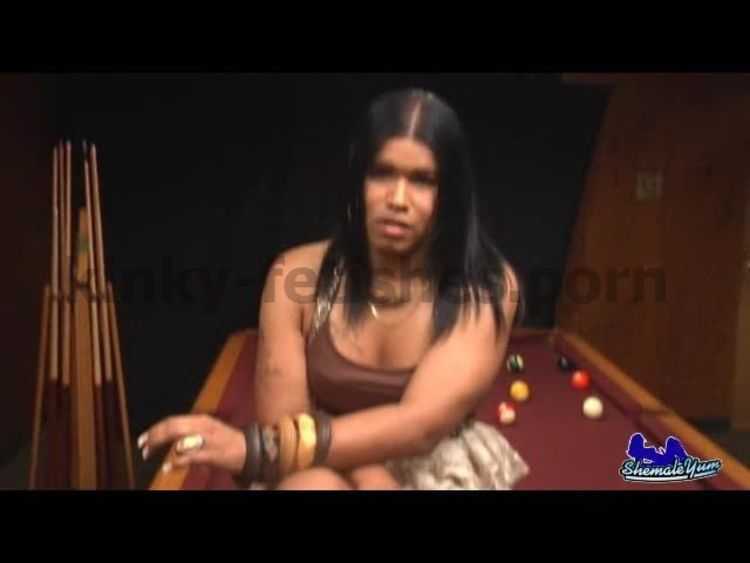 Online shemale video Sultry India Racks It Up