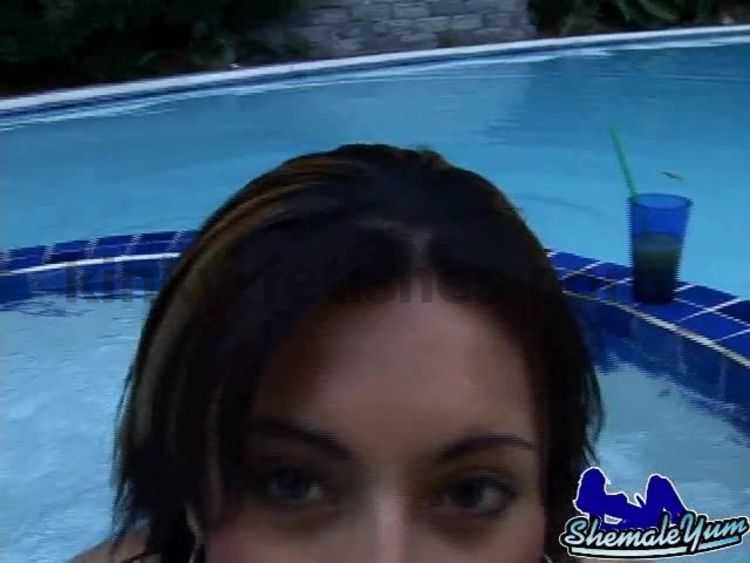 Online shemale video Smoking Hot Daisy in the Hot Tub