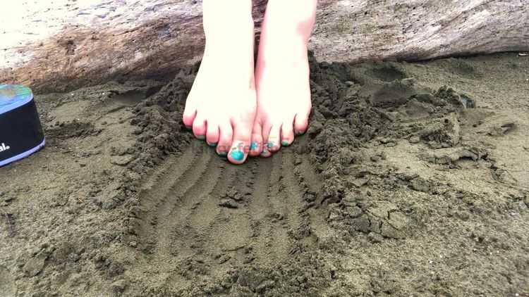 Porn tube Kylee Nash - I Took My Feet To The Beach