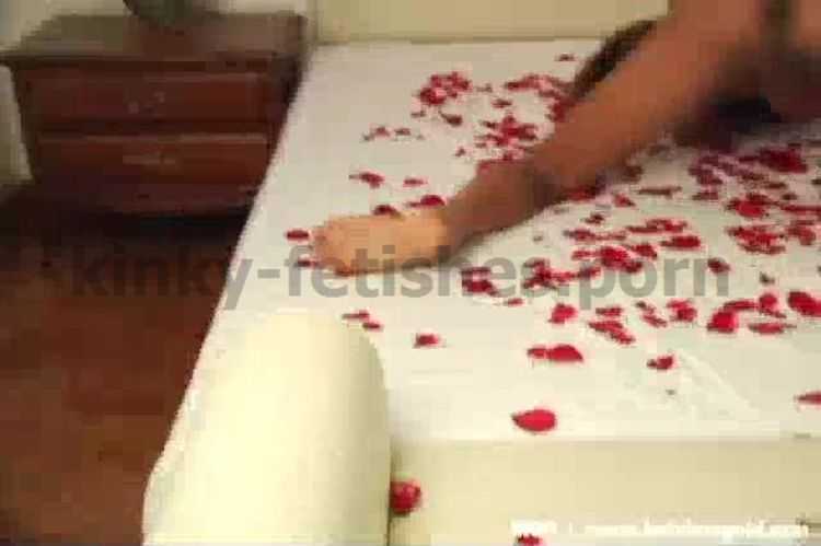 Online shemale video Bed of Roses