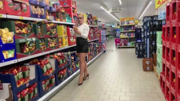 Porn online devil-sophie - Extrem dreist Public in die Chips Dose im Supermarkt gepisst - Schnell zurueck damit ins Regal