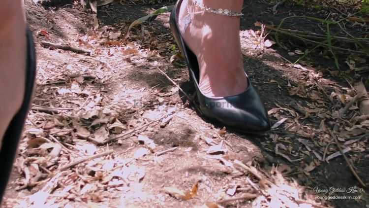 Porn online Young Goddess Kim – Forest Foot slave