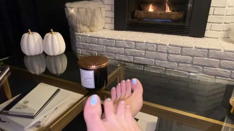 Porn online OnlyFans presents London Lix in 2019-10-26 Who likes feet silky smooth legs and sparkly little