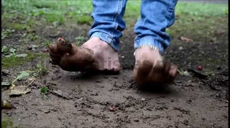 Porn online Stinky feet – Barefoot Urban Girls – RED-X barefoot in mud and icy water