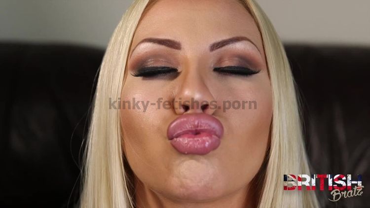 Video online British Bratz - Jessie Jenson - Lips of SIN