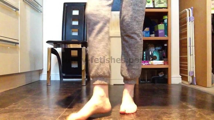 Video online Bare feet dancing