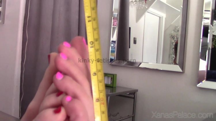 Video online Xanas Foot Fantasies - Bratty Babes Measure Feet and Height