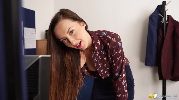 Video online DownBlouse Jerk - Sophia Smith - Office Perv