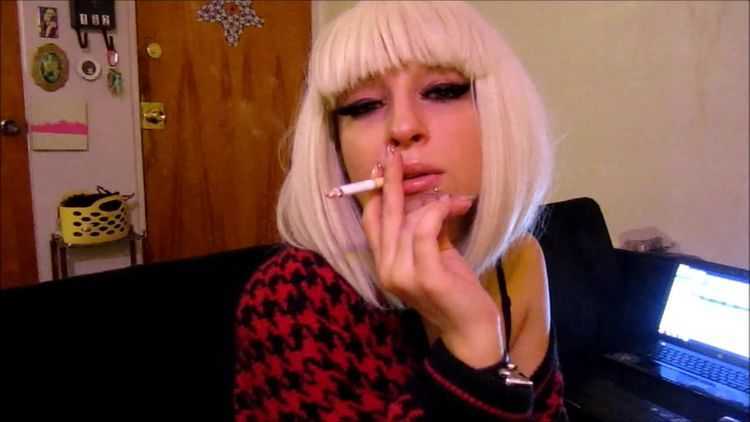 Princess Lacey – I Smoke, You Choke – Cuckolding, Foot Fetish