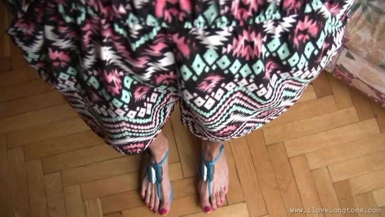 I Love Long Toes – Too small shoes – Foot Worship, Footworship