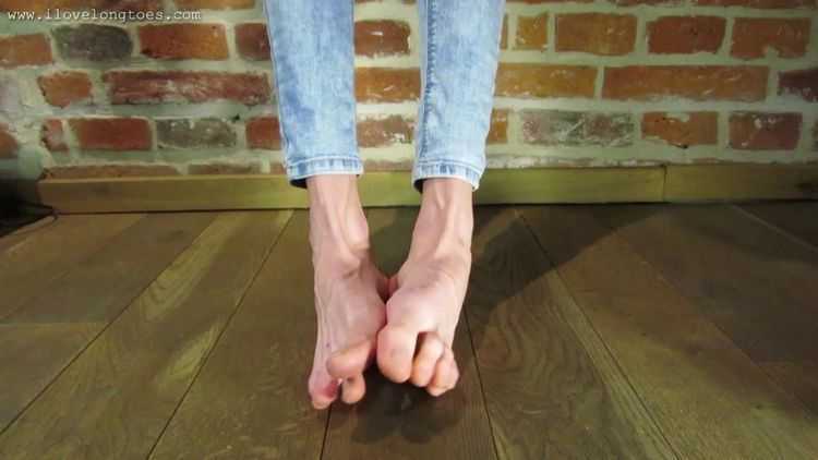 Bare long feet – Foot Fetish, Foot Play