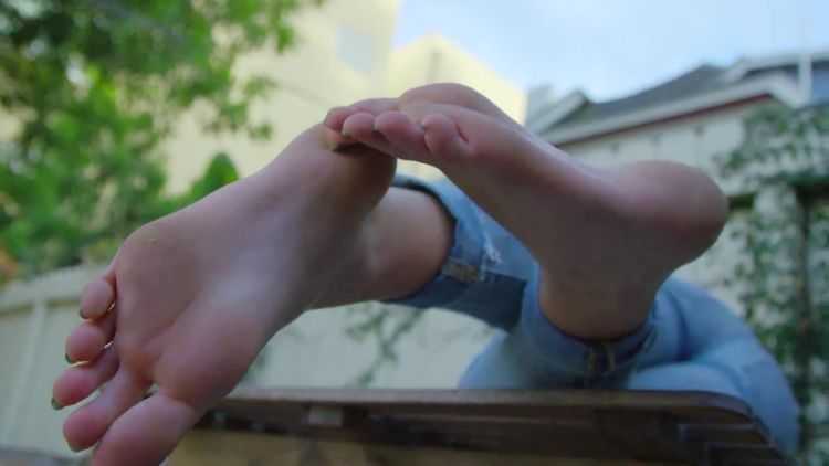 Claire’s Pink Soles & Your Face – Foot Licking, Outdoors