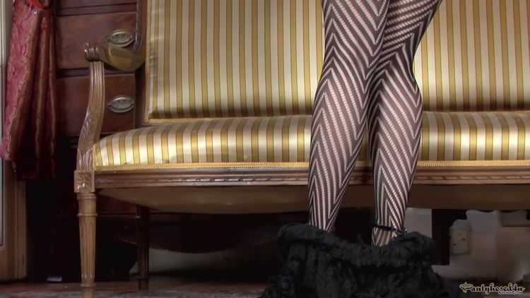 [28.10.15] A Pantyhose Stripe Tease [Pantyhosed4U] Aston Wilde (857 MB)