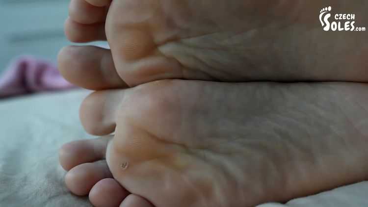 Cold Tiny Feet [CzechSoles] Wendy (407 MB)