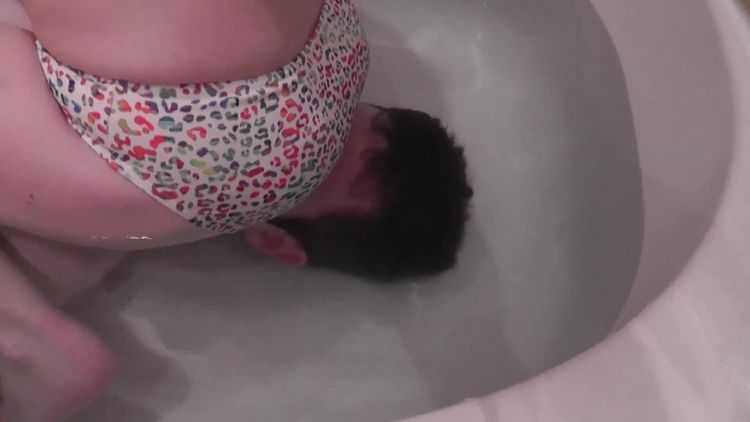 FacesittingMistressVideos – Close up bath facesitting – Miss Jessica – Female Domination, Face Sitting