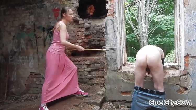 Cruel City – Mistress Summer – Whipping Slave`s Naked Ass While He Keeps Count!