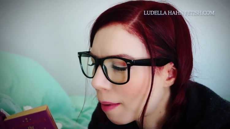 Ludella Hahn Fetish – Snap Magic Breast Expansion – Flat Chested and Nerdy to Big Boobed and Horny