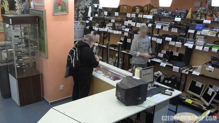 CzechPawnShop/Czechav - Amateurs - The girl with the handbag likes to swallow