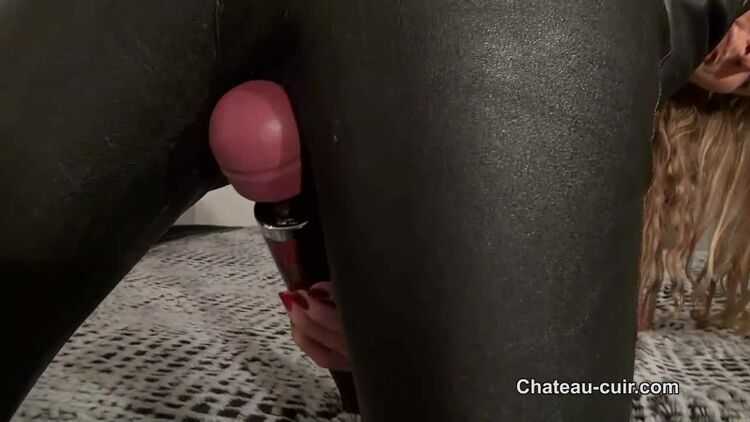 Video online Chateau-Cuir – Angel cums in her leather pants