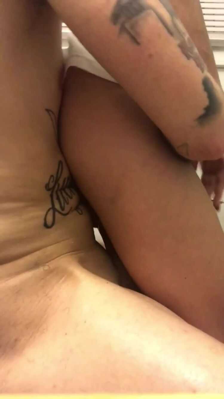 Tattooed Girl Edges BF until he Can’t take it