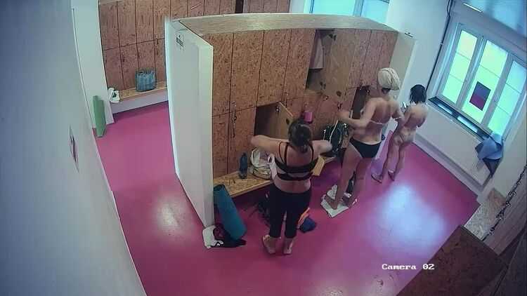 Watch Free Porno Online – Voyeur locker room – Several women undress at once