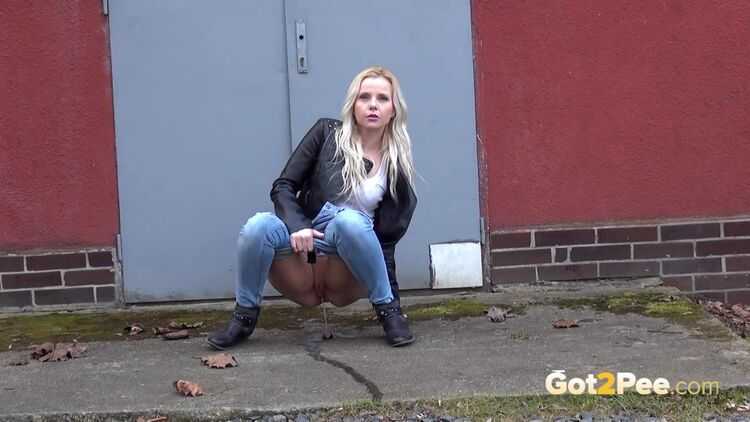 Public Pissing Got2pee on the lookout (MP4, FullHD, 1920×1080)