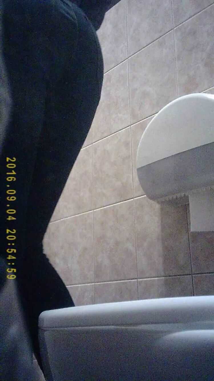 Voyeur in Public Toilet – Student restroom 93 (MP4, UltraHD/2K, 720×1280)