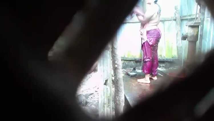 Village Bhabhi Open Shower