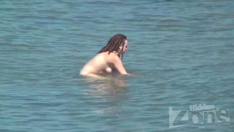 Voyeur nudism – The girl with dreadlocks decided to wash her things in the sea (AVI, FullHD, 1920×1080)