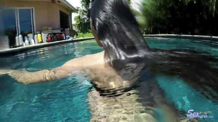 SexUnderWater presents emilymena112k (MP4, SD, 854×480)