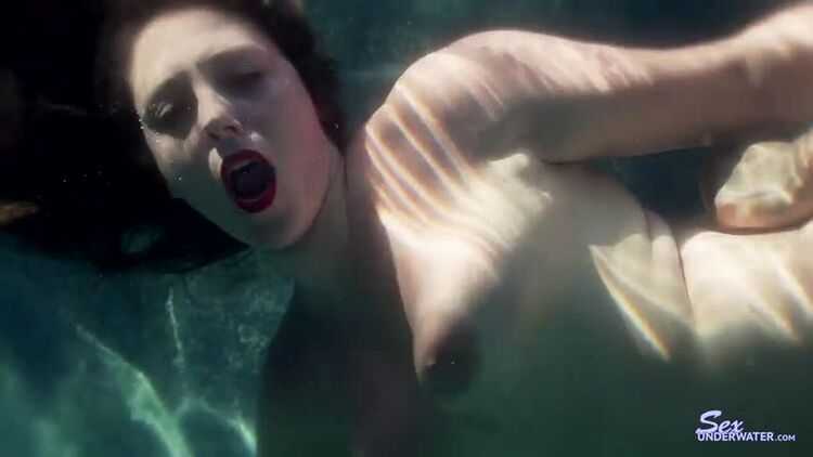 SexUnderWater presents glowing212k (MP4, SD, 854×480)