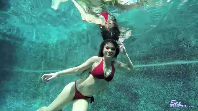 SexUnderWater presents jessicatorres112k (MP4, SD, 854×480)