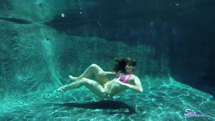 SexUnderWater presents kiki sweet112k (MP4, SD, 854×480)