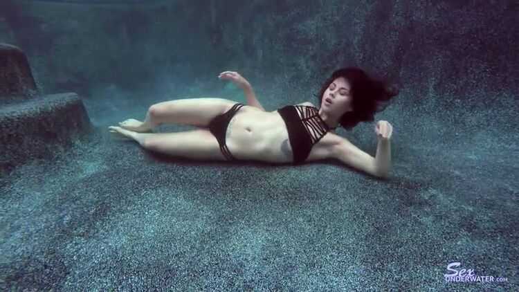 SexUnderWater presents penelopereed112k (MP4, SD, 854×480)