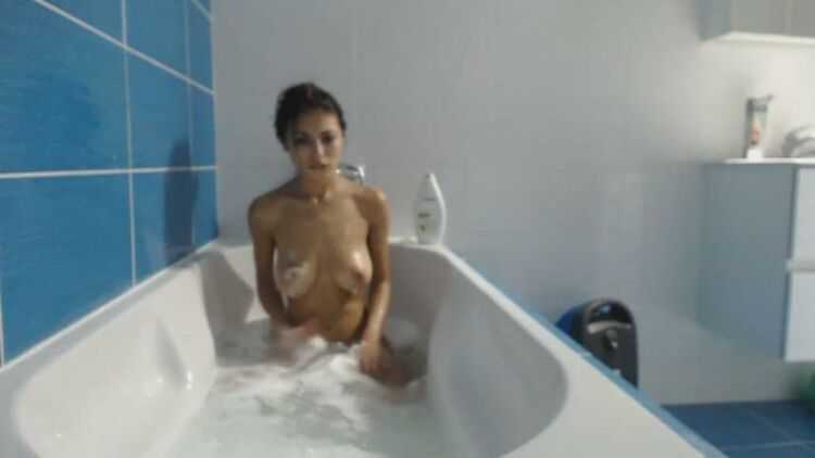 Manyvids – SSniko aka SexySweetNiko  hotnyko in Naughty Bath Fun