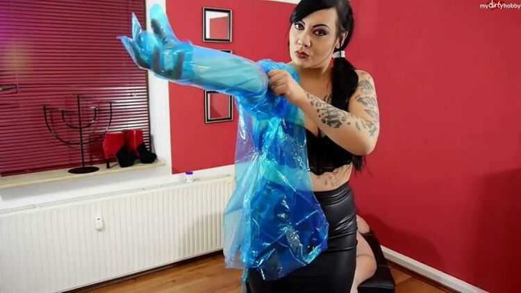 Dominique-Plastique fisting in veterinary gloves and PE apron amateur